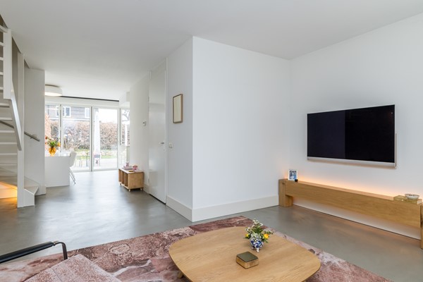 Foto - Verkocht onder voorbehoud: In een rustige en kindvriendelijke woonomgeving staat deze moderne instapklare geschakelde twee-onder-een-kapwoning (bouwjaar 2011) met voldoende woonoppervlakte, garage en tuin.
